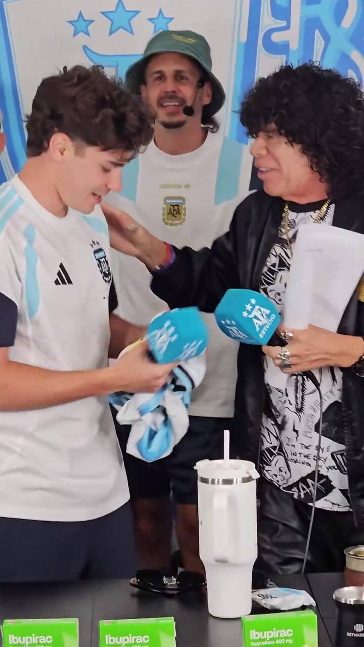 La Mona recebeu uma camiseta de presente de Julián Alvarez