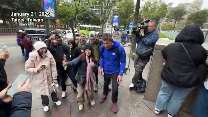 Alex Honnold llegó a Taiwán y firmó autógrafos