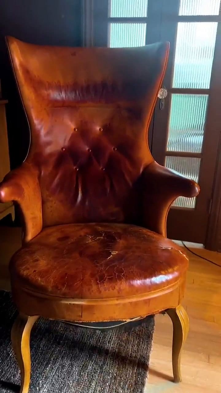 Compró un sillón usado y descubrió algo que lo sorprendió