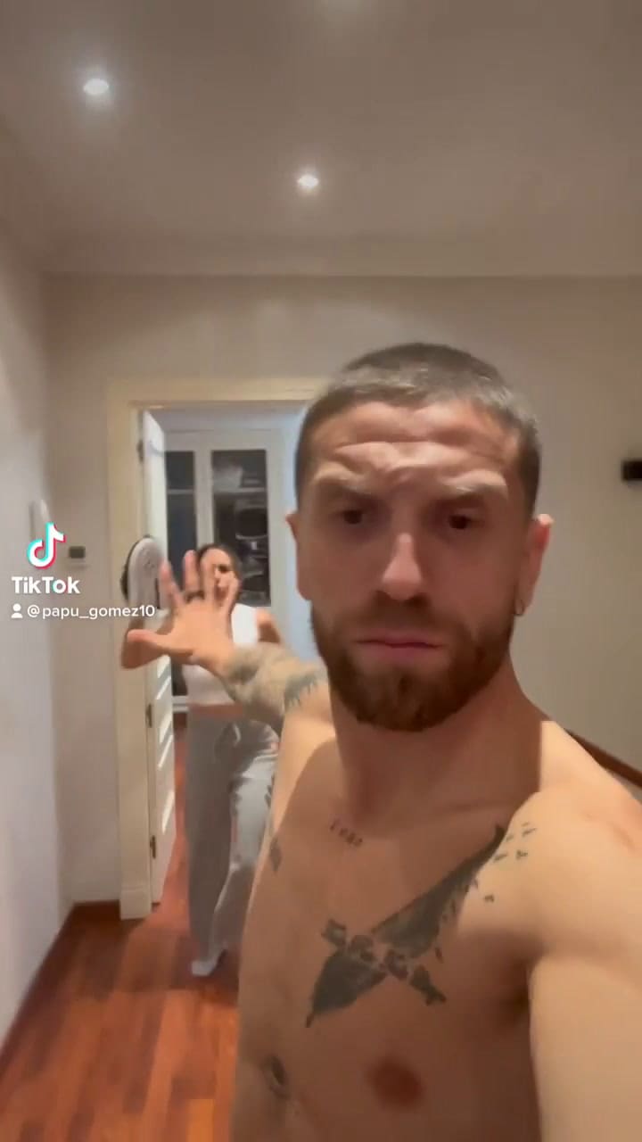 El acting del Papu Gómez y su esposa