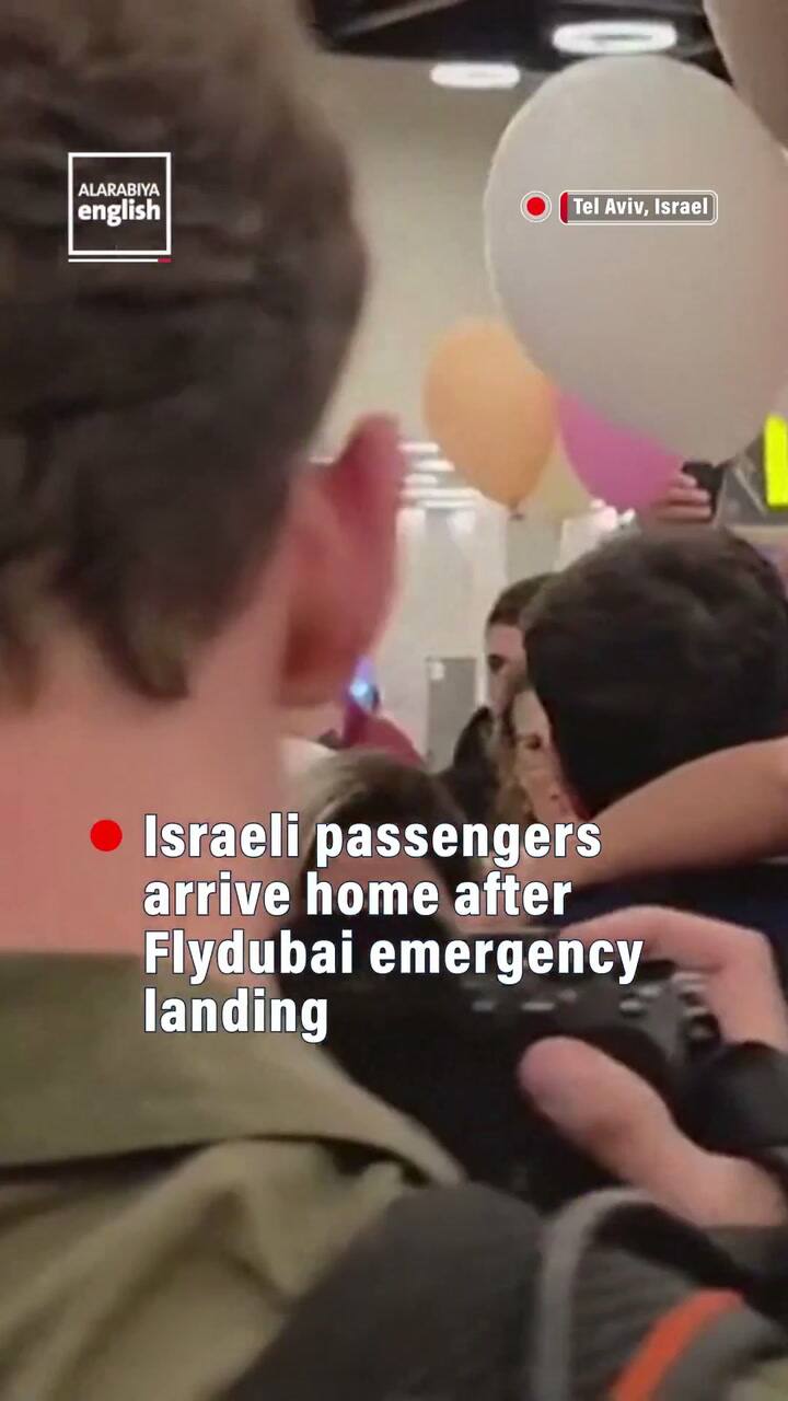 Los pasajeros del vuelo de Flydubai aterrizaron en Israel y fueron recibidos con festejos y banderas
