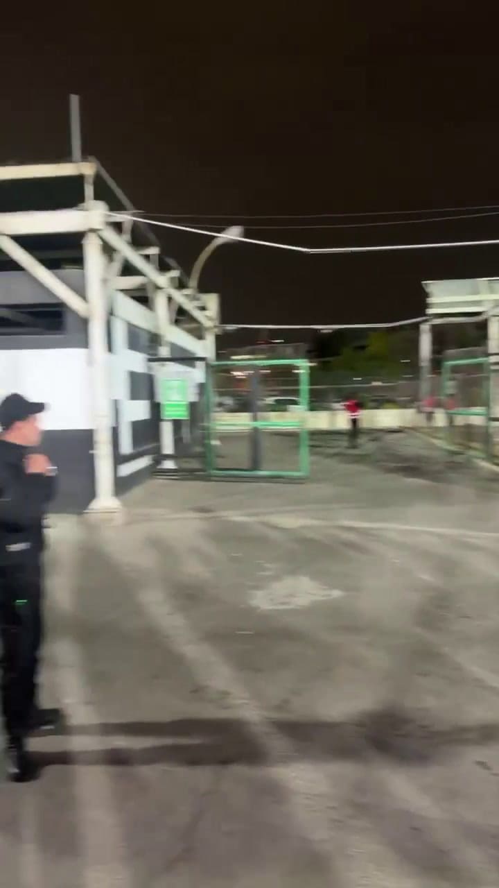 Hinchas de Colo Colo intentaron meterse en el Estadio Monumental
