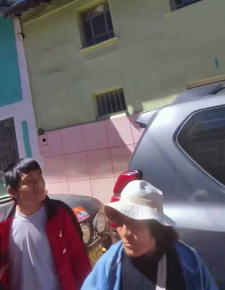 Familias abrazadas durante el sismo en Perú