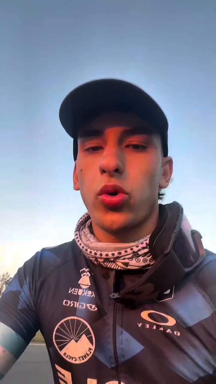 El influencer que viajó en bicicleta a Mar del Plata y durmió en carpa al costado del camino