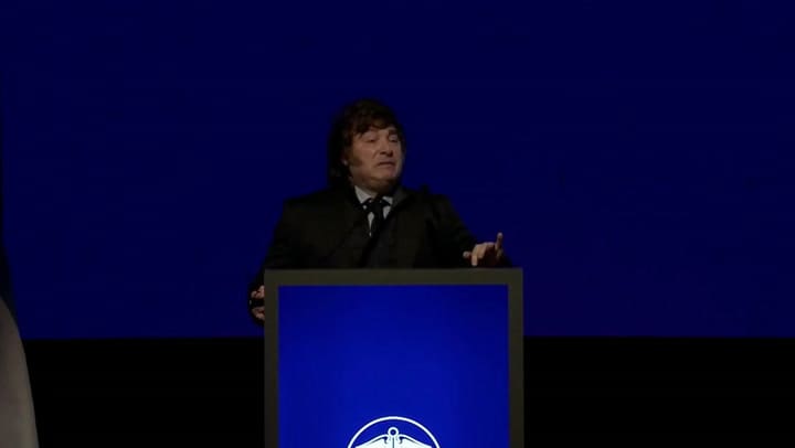 Javier Milei apuntó contra los "econochantas" en la Bolsa de Comercio de Rosario (BCR)