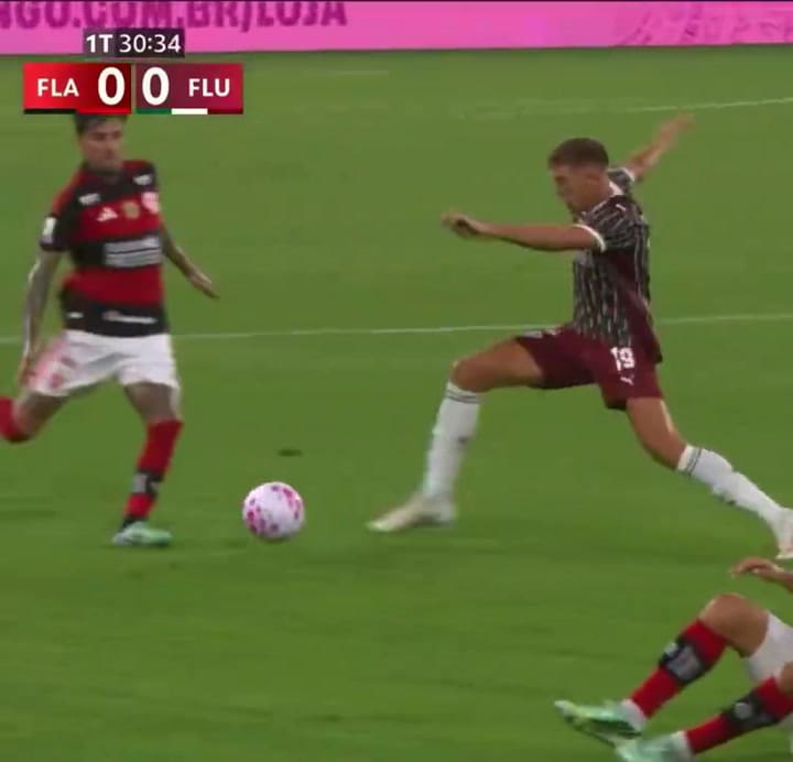 Polémica en el clásico carioca por una patada de Erick Pulgar