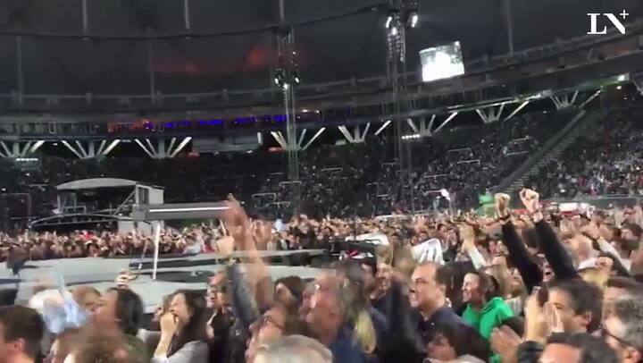 Los festejos de los goles de Messi en pantalla gigante en el recital de U2