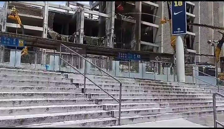Así comenzó la demolición de parte de la tribuna