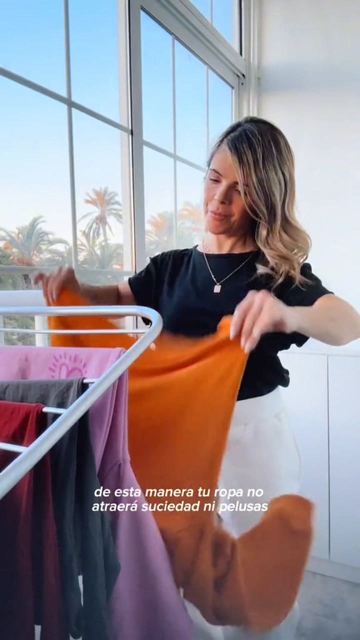 Por qué recomiendan poner bolitas de papel aluminio en el lavarropas para que las prendas duren más