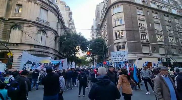 Militancia frente a la casa de cristina