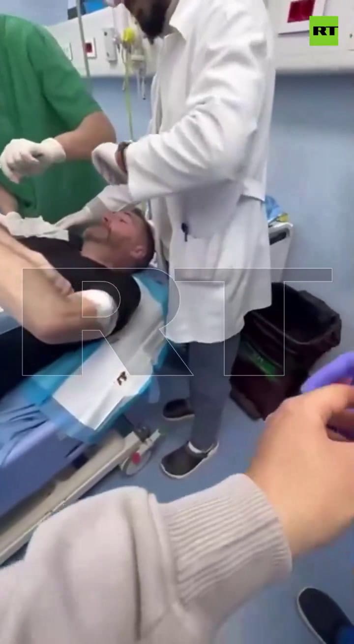 El corresponsal de RT, Steve Sweeney, herido, se somete a una operación para extraerle la metralla tras un ataque israelí
