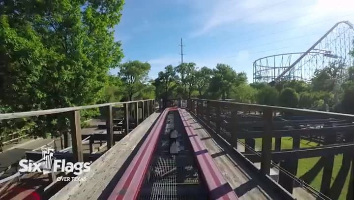 La montaña rusa Texas Giant de Six Flags