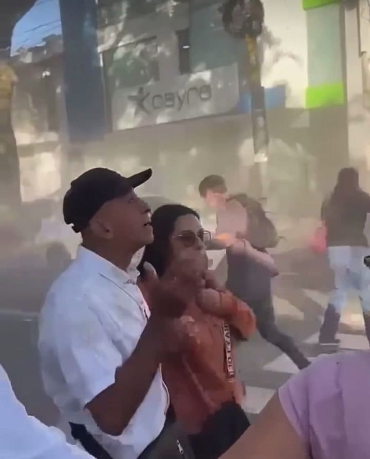 El momento en el que un balcón cae sobre un grupo de personas durante el terremoto que azotó a Colombia