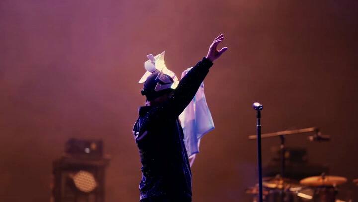 Jamiroquai con la bandera argentina en su show