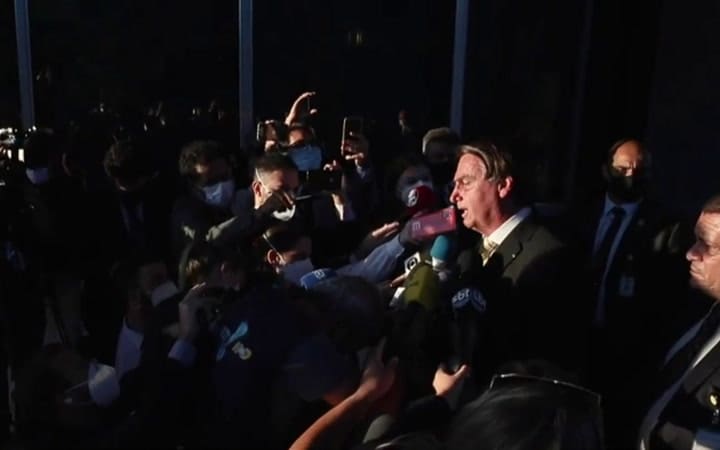 Bolsonaro pide a los periodistas que recen
