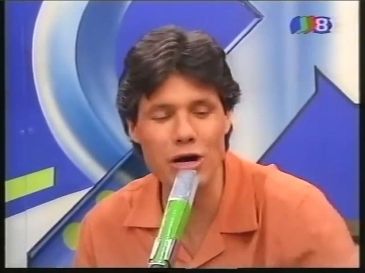 Hijutus desafinado asusta en una plaza