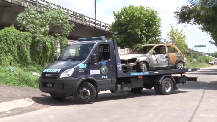 La llegada del auto calcinado del caso del empresario asesinado