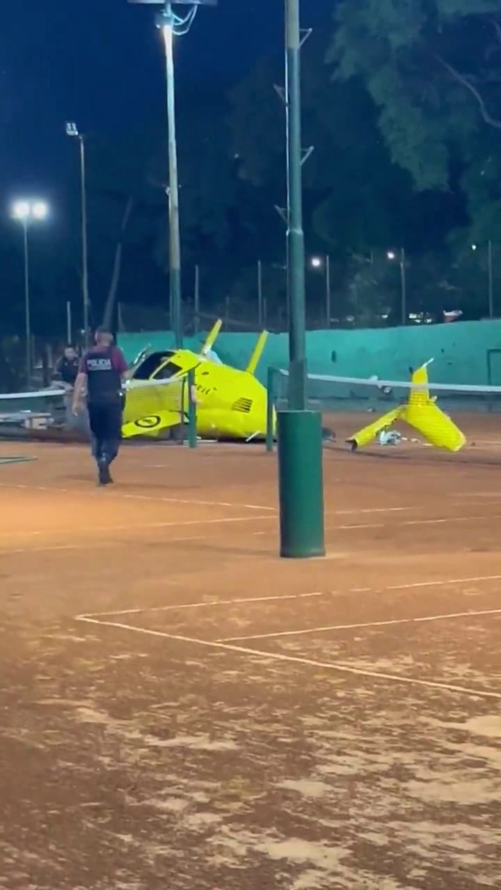 Un helicóptero con piloto y pasajeros cayó sobre Parque Manuel Belgrano