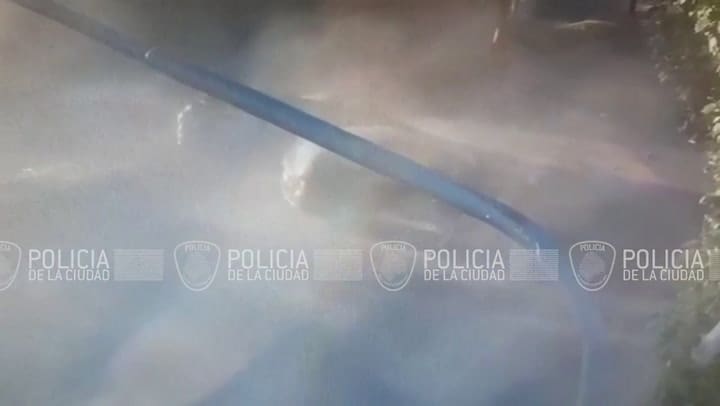 Dos autos se rozaron en Villa Soldati, volcaron sobre un bulevar y quedaron dados vuelta