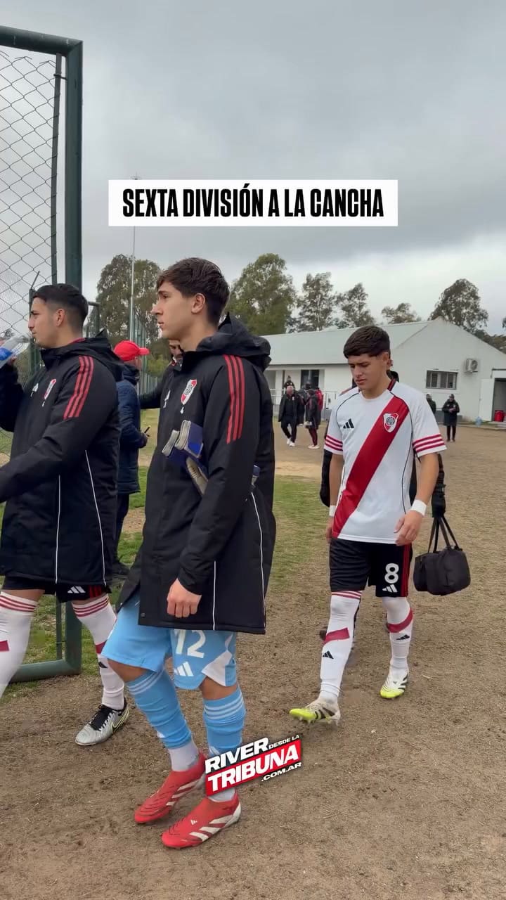 Valentino López ingresando al campo de juego con la sexta división de River Plate