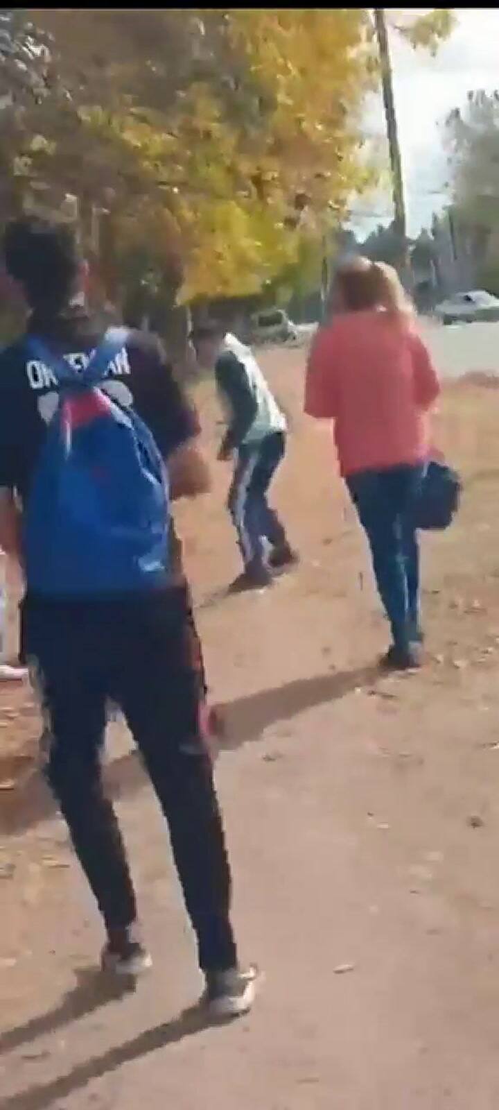 El momento de la pelea a la salida del colegio en San Vicenti