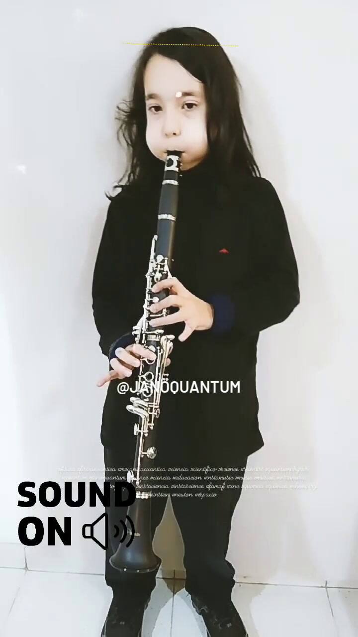 Jano está aprendiendo a tocar el clarinete