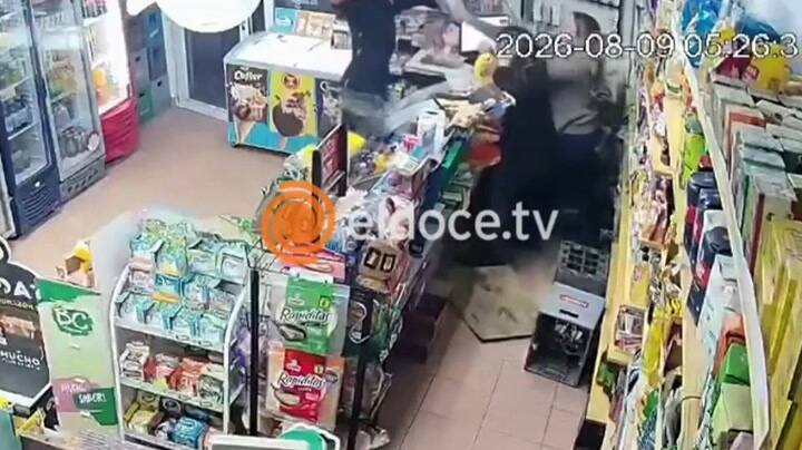 Un ladrón entró a un almacén y amenazó a dos mujeres con un cuchillo: le respondieron con agua hirviendo y cajonazos