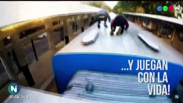 Entre el techo y el cielo: peligro en el tren - Parte 1