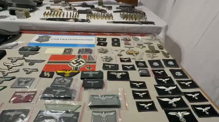 Vendía uniformes militares del ejército alemán, lo allanaron y le descubrieron un arsenal e insignias nazis