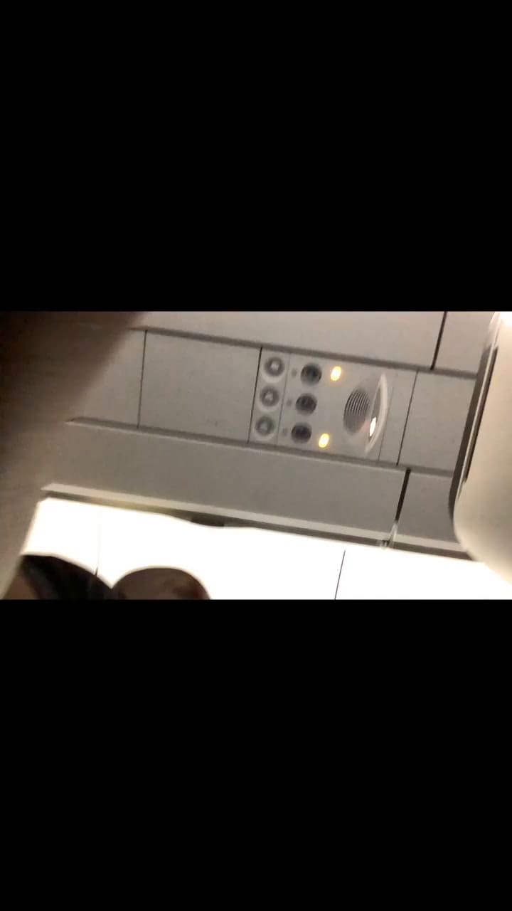 Expulsan a papá del vuelo de Frontier por sostener a su hija antes del despegue