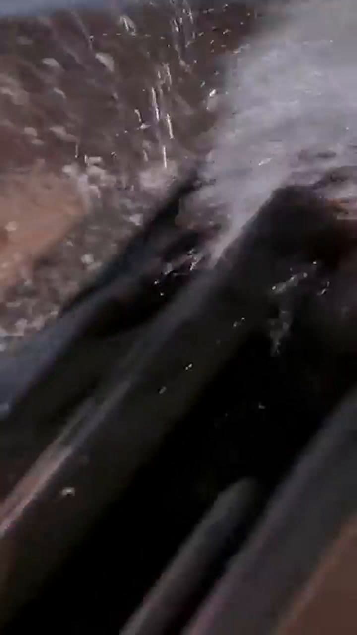 Una usuaria mostró en redes que el agua entró a su vehículo