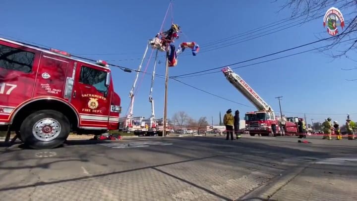 Rescataron a un Papá Noel que quedó colgado en los cables