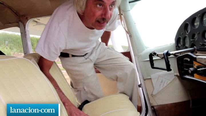 La experiencia de volar en una avión con publicidad sobre la playa
