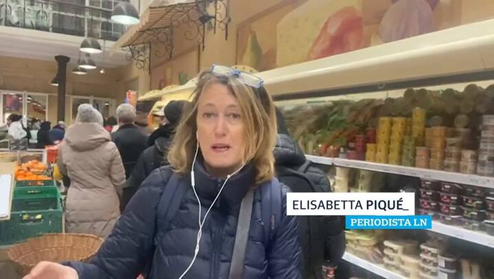 En medio de los ataques de Rusia, los civiles ucranianos se preparan para combatir y resistir