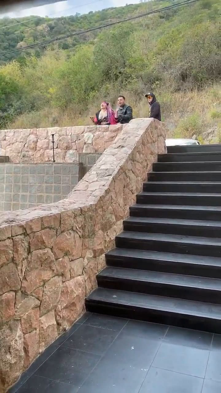 Yao Cabrera y La Chabona se vieron envueltos en una supuesta pelea callejera - Fuente: Instagram
