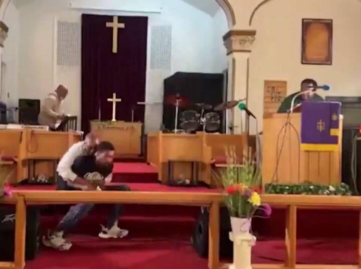 El momento en el que un pastor se salvó de morir en un ataque armado en su iglesia
