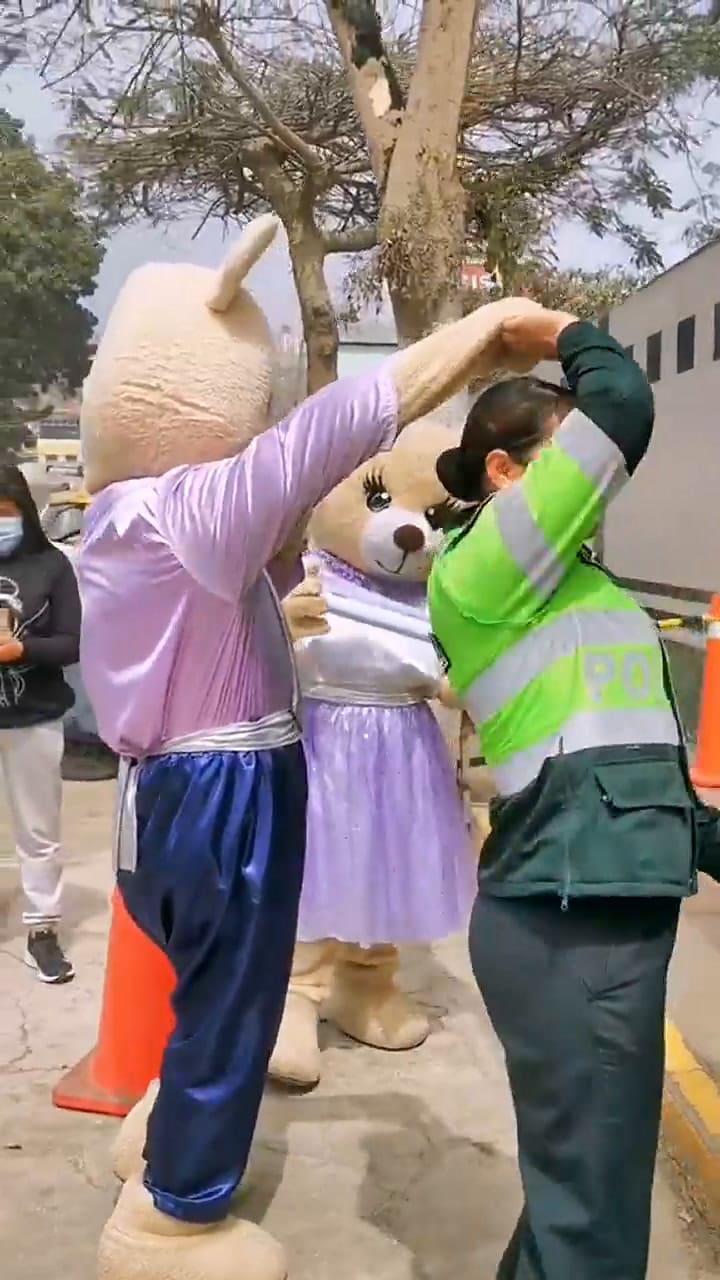 Hombre se disfraza para declararle su amor a una policía y es furor TikTok