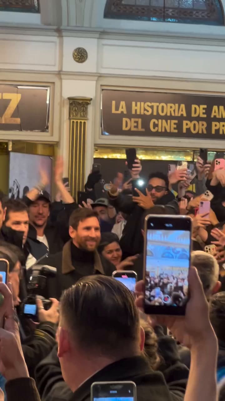 El momento en el que Messi se retiró del teatro (Instagram: @mati_basualdook)