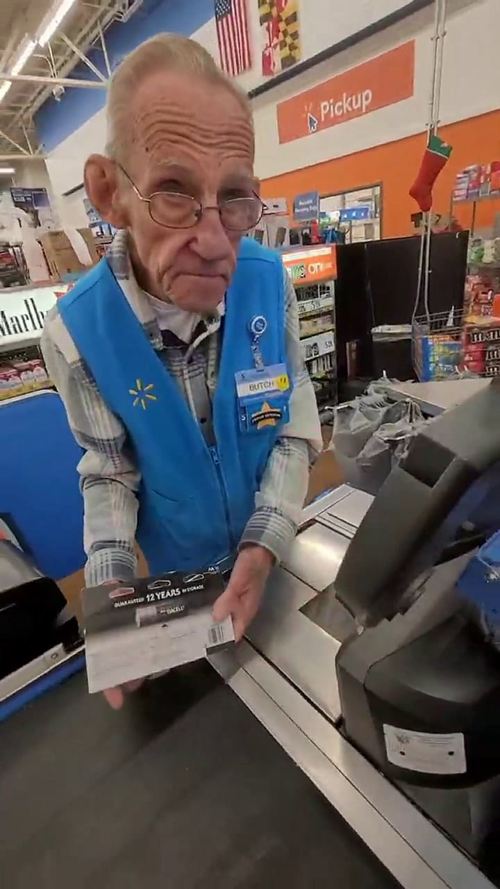 Butch Marion tiene 82 años y es cajero en un supermercado (Video: TikTok @bug_boys)