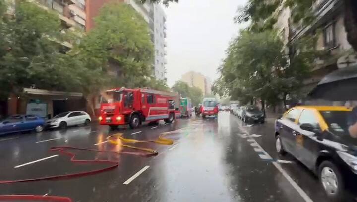 Un árbol cayó durante la tormenta, aplastó varios autos y hay tres heridos