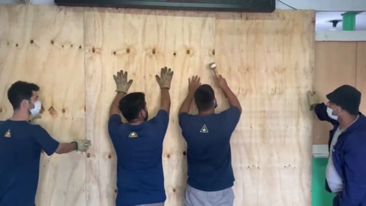 Operativo: tapian dos locales por venta de celulares robados en Nueva Pompeya
