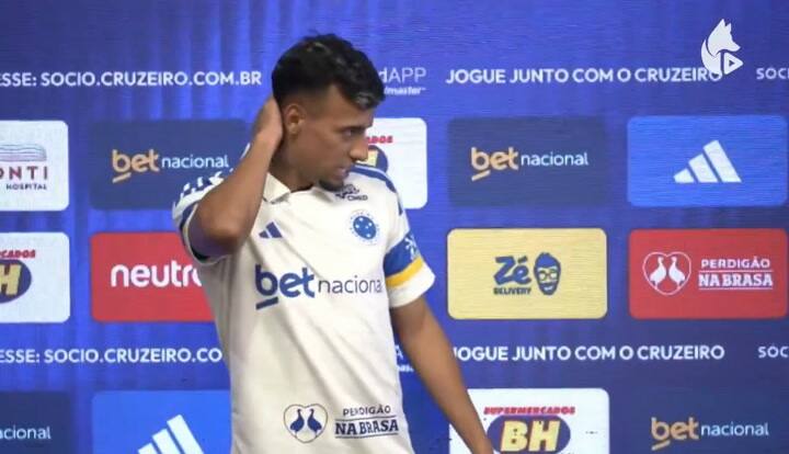 Un jugador uruguayo fue presentado en Cruzeiro, posó con su pareja para una foto y un gesto se volvió viral