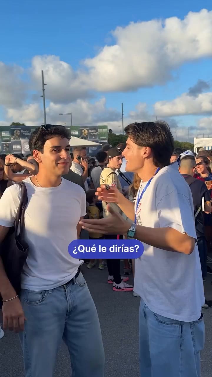El futbolista español, Pedri, conversa con fanáticos antes del Mundial 2026