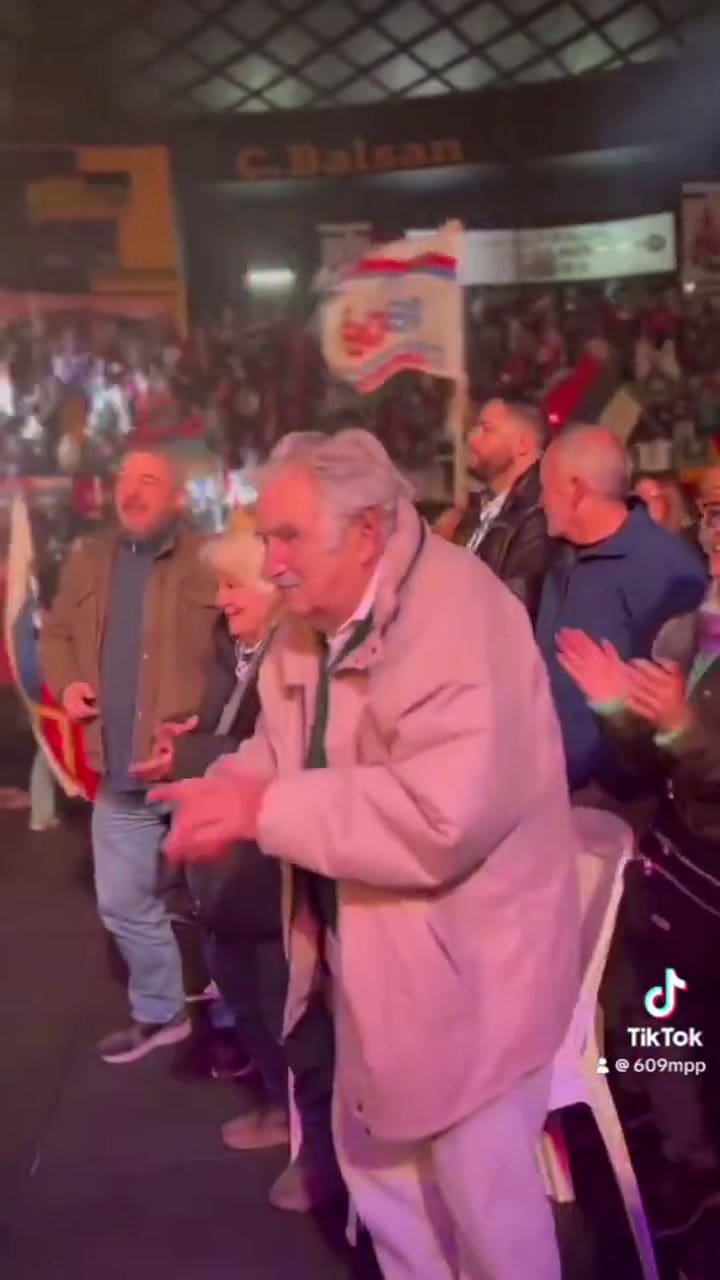 Pepe Mujica bailando en un acto del Frente Amplio II