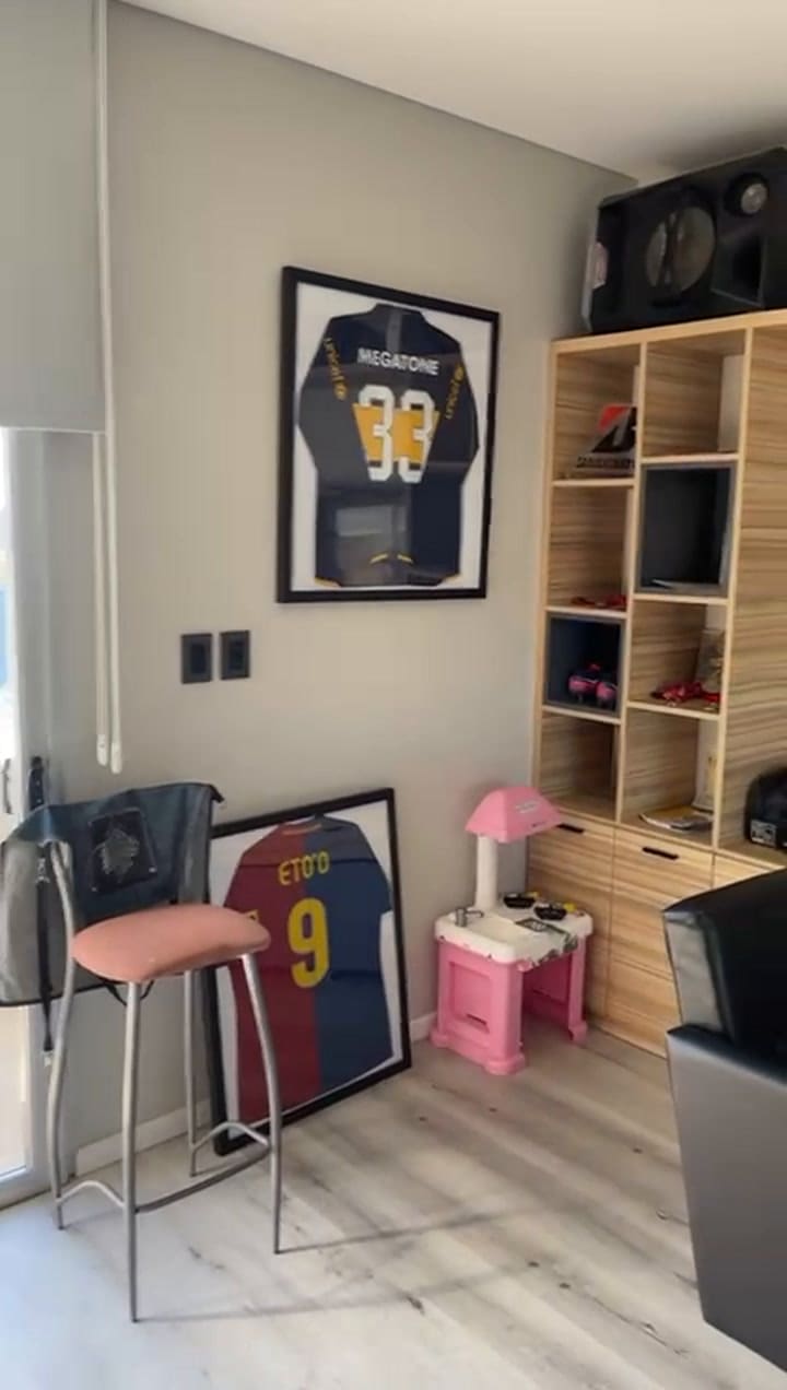 Tito Noir se retiró del fútbol e instaló en su casa una peluqueria