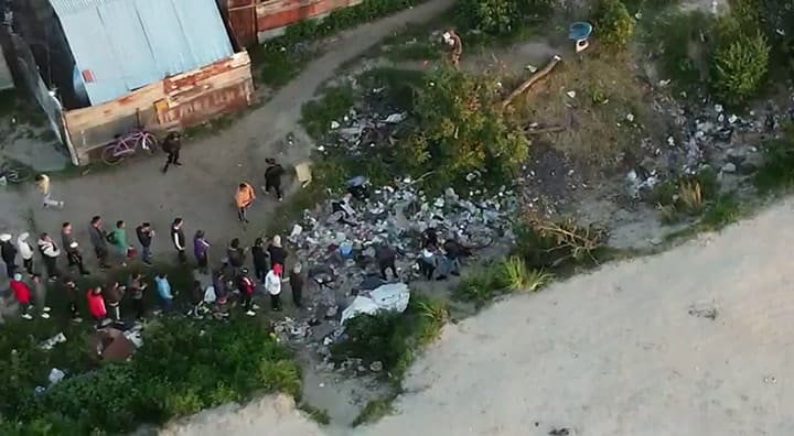 Larga fila para comprar droga en Villa Fiorito