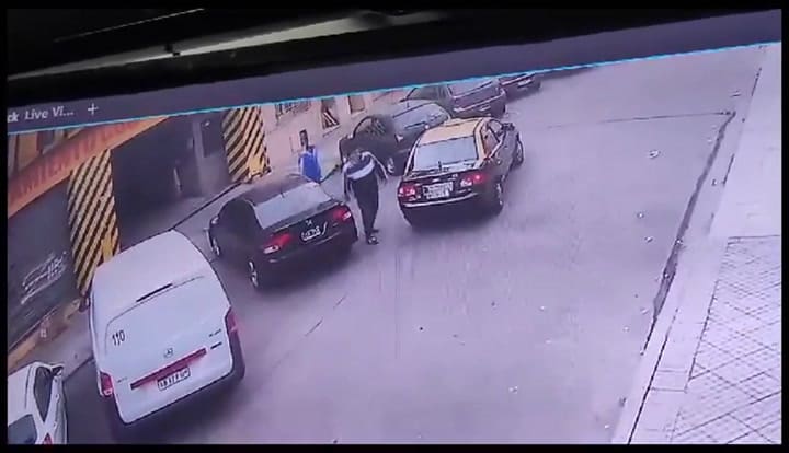 Rosario: rayó un auto estacionado frente a un garage, quedó grabado y lo atraparon