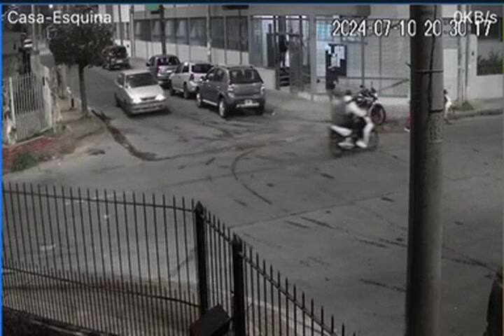 GIF El asalto al policía y los disparos a los motochorros que mataron a Bastián en Wilde