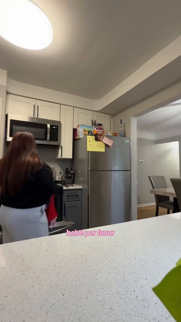 Le dijo a su novio que cocinó una gallina embarazada y el video se volvió viral