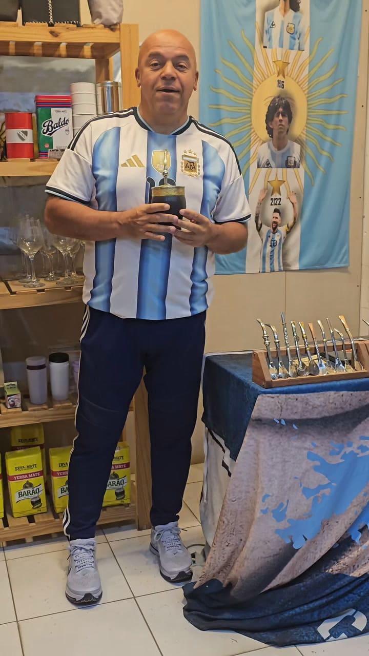 Fabio Santana cantará el himno nacional en la despedida de Messi